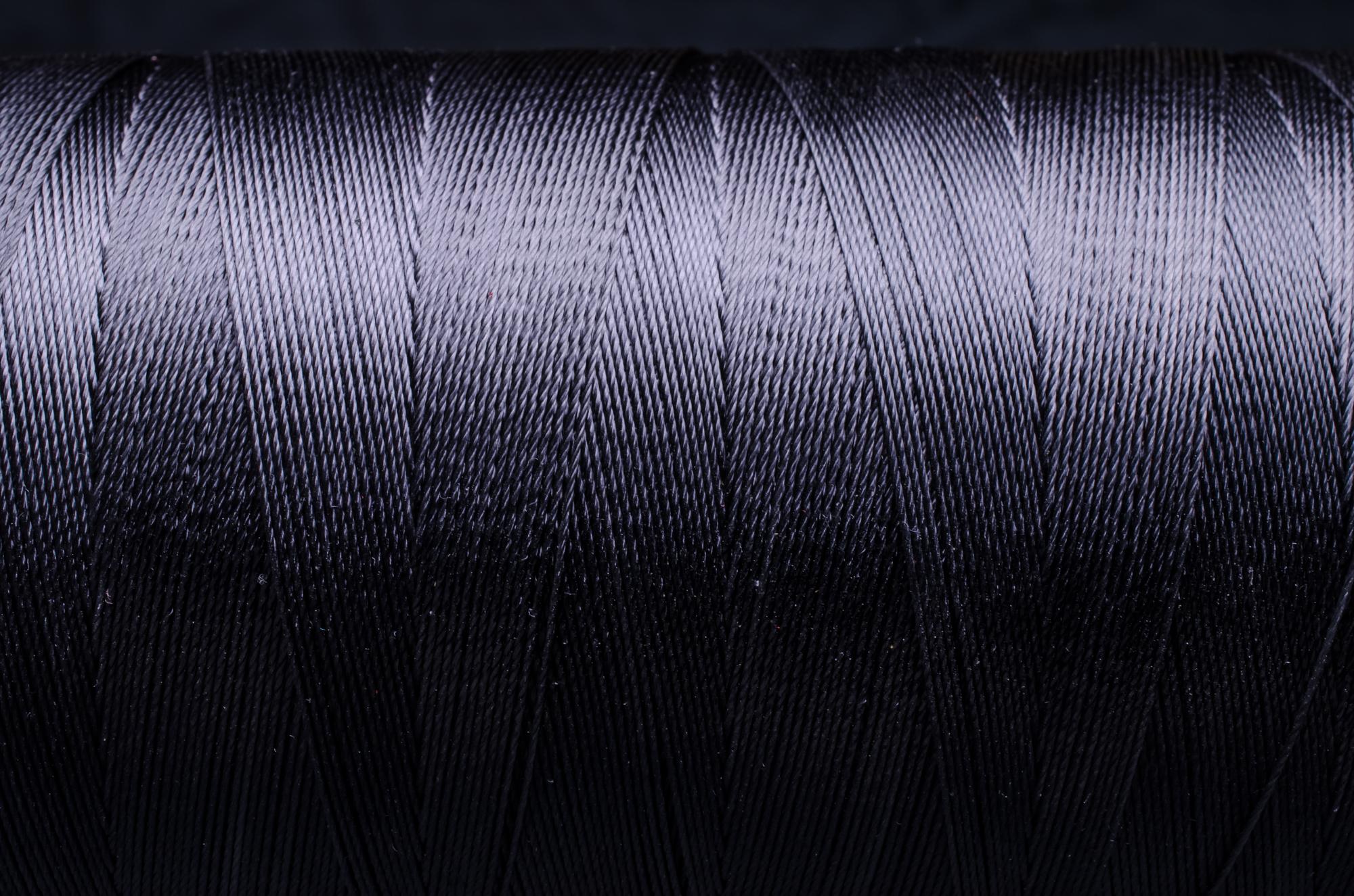 Dettaglio filo metallico e tessuto tecnico